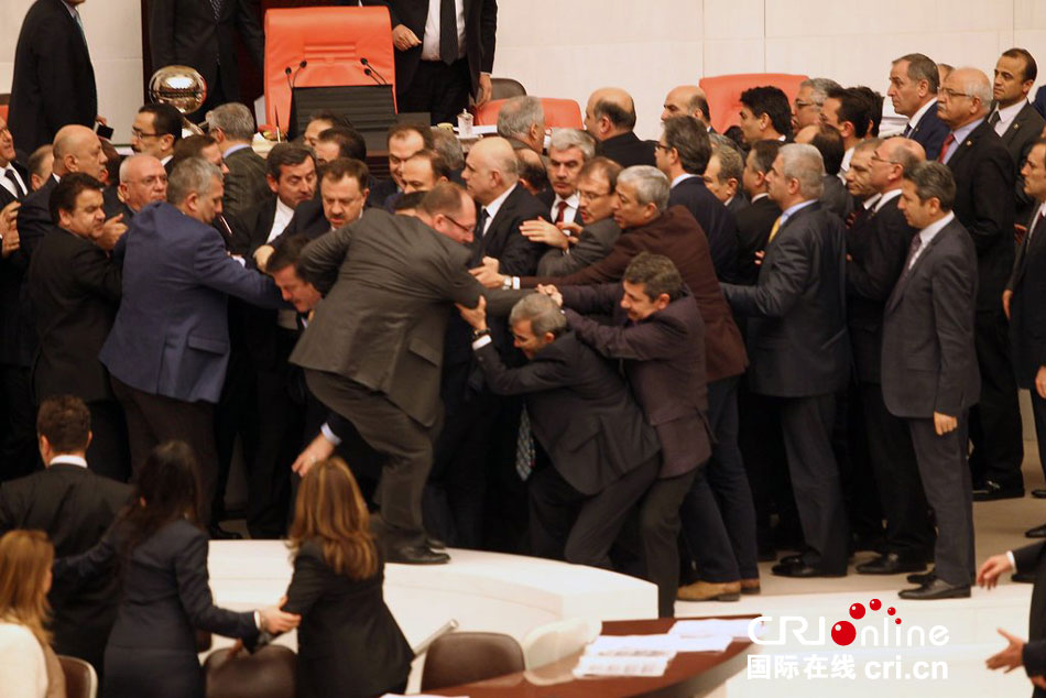 土耳其议会上议员大打出手 4g视界