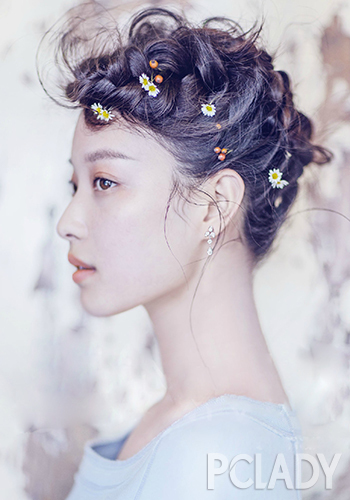 凤凰时尚  倪妮 纯洁仙女派:倪妮 精致的盘发上散落点点可爱的太阳花
