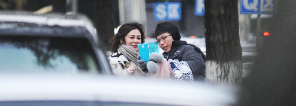 关之琳独自现身机场 摘眼镜与粉丝自拍