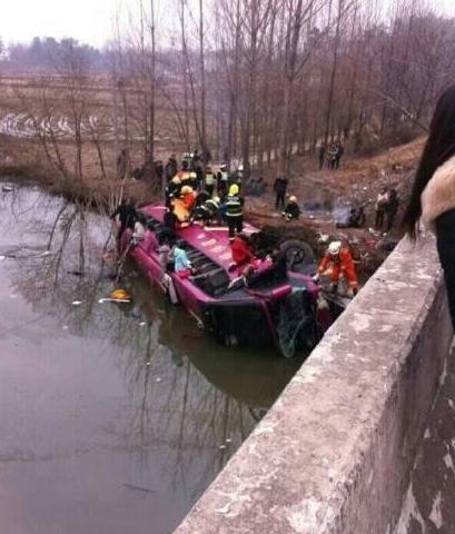 河南信陽(yáng)一輛開往浙江大巴墜河 5死12傷