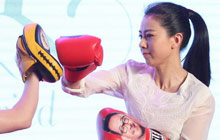 高圆圆当众秀拳击