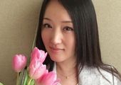 杨钰莹晒美照迎三八妇女节 网友：花男友送的