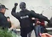 杭州4名特警制服男子当街打人 一脚踢中太阳穴