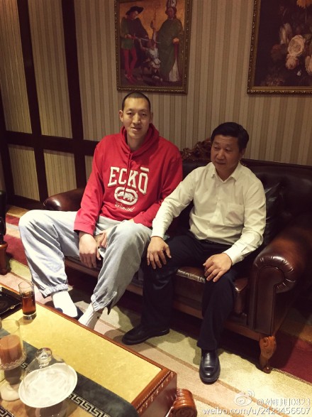 ... 习大大的合影,并配文字“惹我的后果很严重