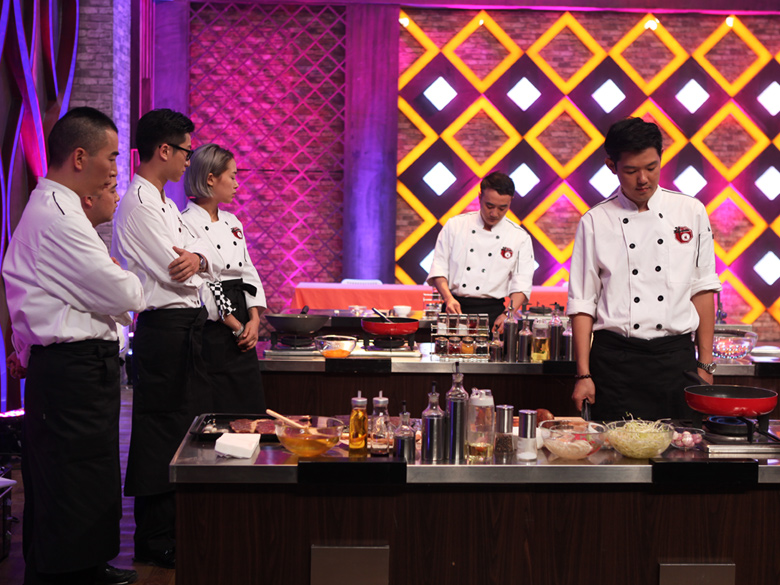 四位来自于杭州的厨师，用自己独门的手艺和传承的技艺，现场诠释南方菜的鲜美和丰富。