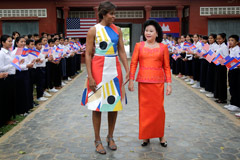 米歇尔换休闲装游柬埔寨