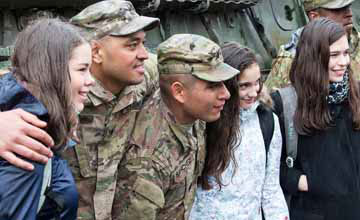 美军到访捷克 当地美少女冒大雨热情迎接美国大兵