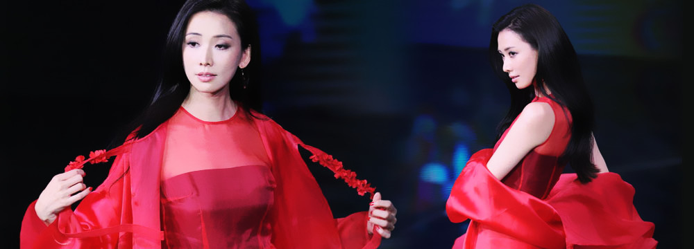  林志玲穿透视红裙走秀 台上宽衣解带眼神迷离 