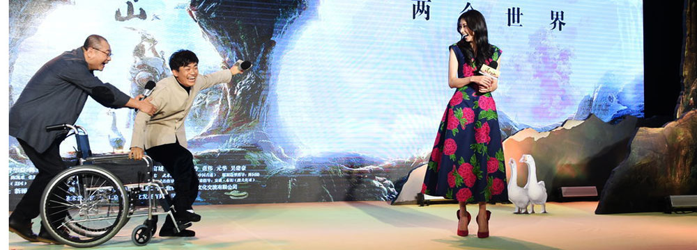 王宝强坐轮椅出席《道士下山》发布会  见林志玲激动起身
