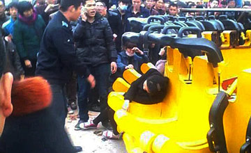 河南：游乐设施空中发生故障 19人被甩出