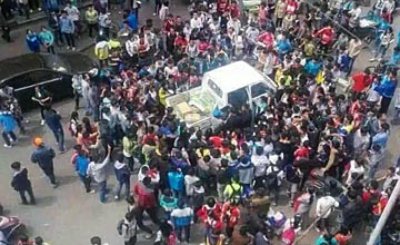 云南：城管遭千名学生围攻现场