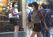 关之琳惹火打扮现身街头 漫无目的闹市游荡
