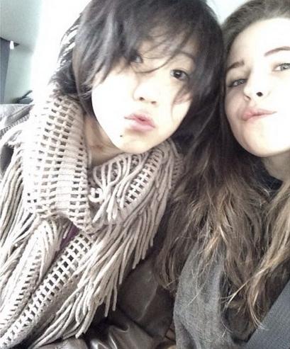 王菲18岁女儿窦靖童晒个性自拍 右手纹身抢镜(图)