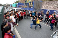 高速路堵车 大叔大妈公路“斗舞”