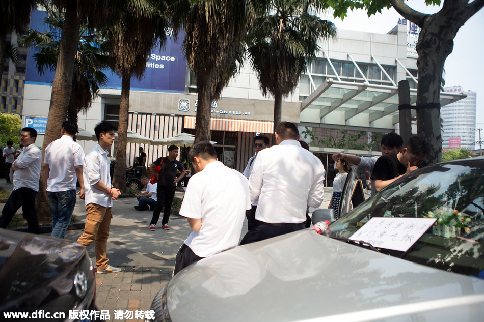近百专车司机围堵快的上海总部抗议待遇变差(