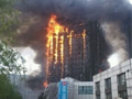 实拍山西高层大厦被火烧焦 火苗直蹿数十米