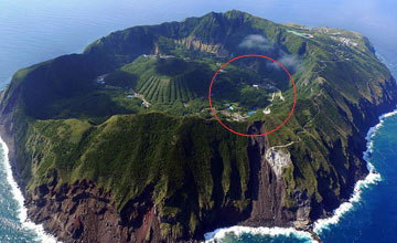 全球最不宜居住的地方建起城镇 房子建在火山口里

