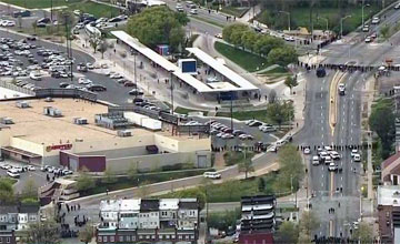 美国黑帮街头烧警车、砸石块“赶走”警察