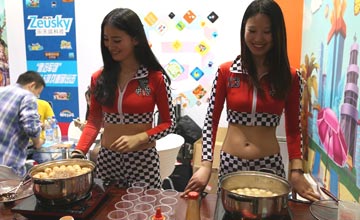 游戏大会现场Showgirl为观众煮牛丸