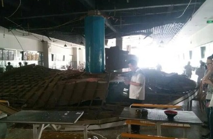 学生食堂餐桌_学生食堂人均面积(2)