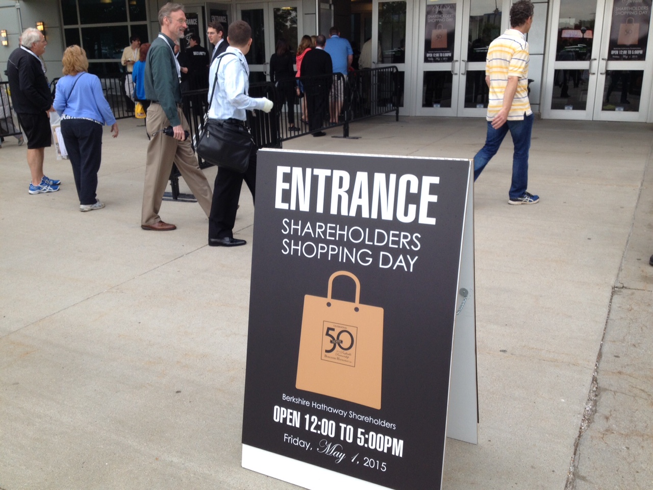 哪本书比巴菲特写的还卖得火？走进股神商品博览会_凤凰财经