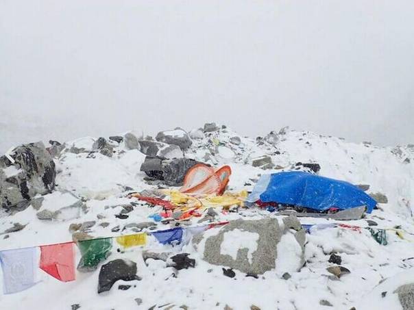 尼泊尔强震致珠峰雪崩 中国女子登山队3死2伤(图