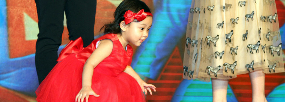  一周精选：李小璐女儿甜馨台上活泼卖萌 逗翻全场   