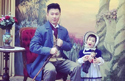 李小鹏与奥莉搞怪合影 扮欧洲宫廷贵族 