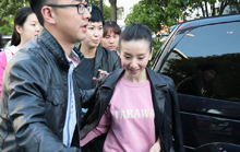 董洁获保镖一路护驾 