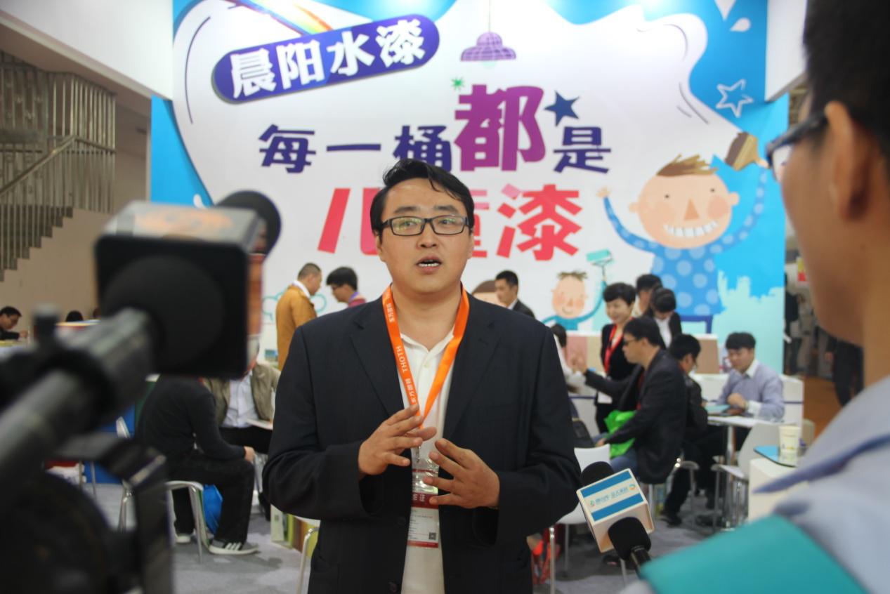 晨阳水漆每一桶都是儿童漆--接受凤凰无线采