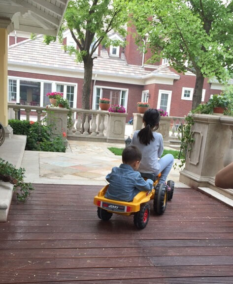 田亮晒儿女亲密玩耍照 期待弟弟保护姐姐(图)_凤凰娱乐