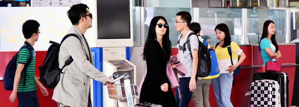 李湘戴黑超现身机场 王岳伦紧跟推行李