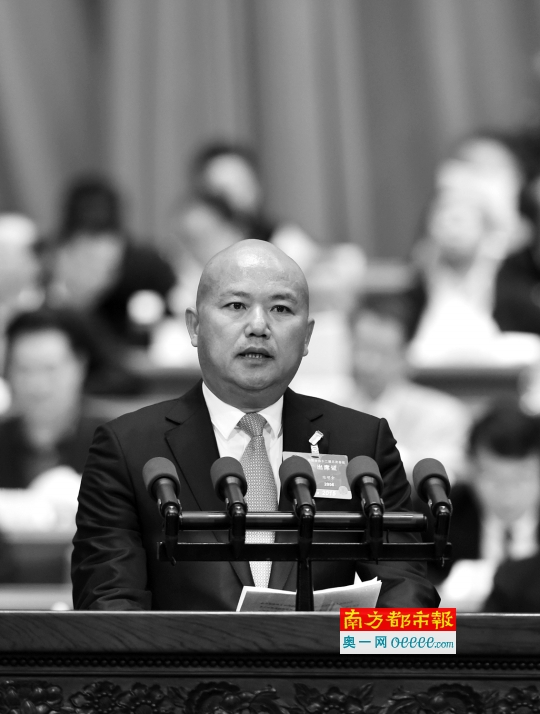 澳门富豪庆祝一杆进洞发百万红包 球童每人奖