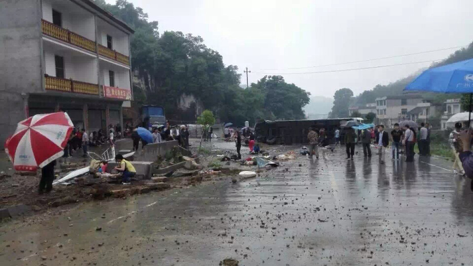 湖南:载50人旅游大巴侧翻 多人死伤残肢遍地