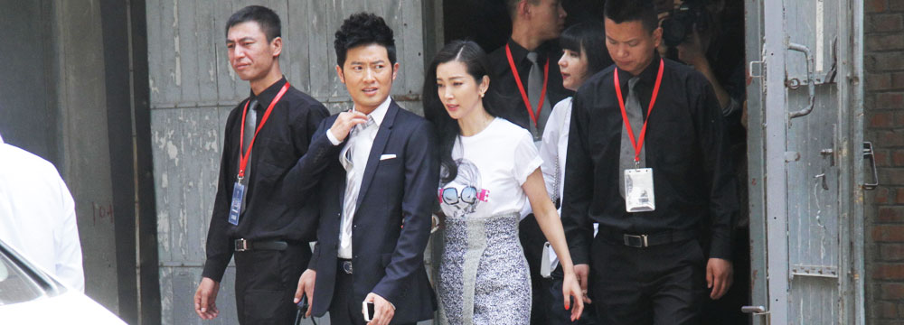 李冰冰与任泉挽手亲密退场似“铁哥们”  