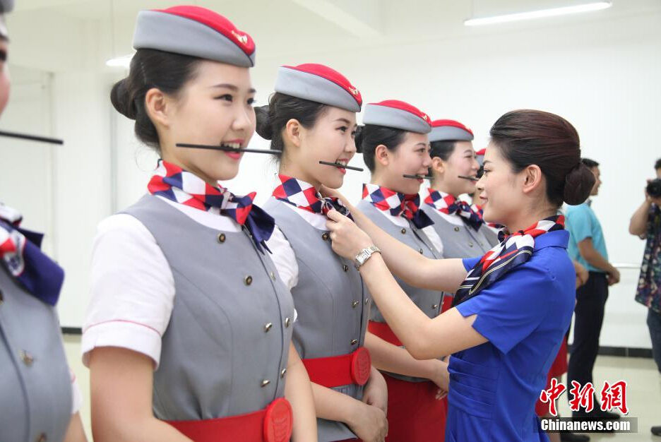 20对双胞胎<em>空姐</em>空少:一个微笑练两年_财经频道