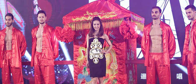 蔡依林北京个唱造势 与四名肌肉猛男合影