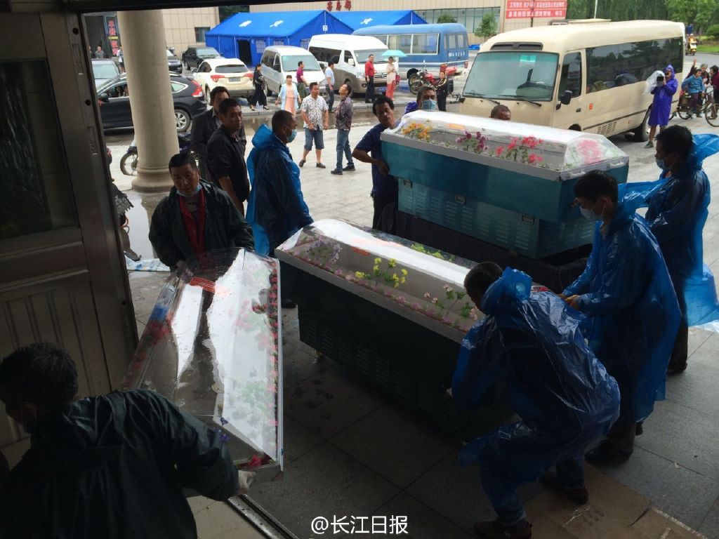 湖北监利殡仪馆工作人员正在准备大量冰棺(图