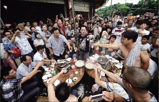 引得不少在场市民叫好 原标题:外国网友抵制玉林狗肉节 参与人数超20