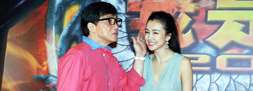 “龙女郎”姚星彤获成龙摸脸搭肩力捧 