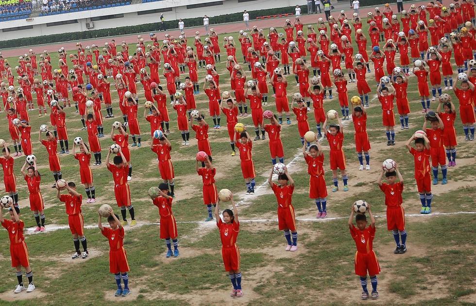 江苏淮安500名小学生同做足球操 花式运球令人