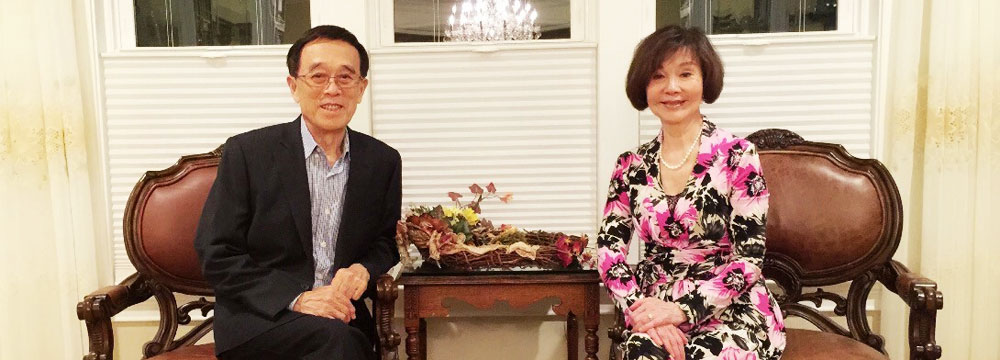归亚蕾庆祝50周年结婚纪念日 一家10口其乐融融