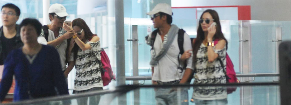 马景涛携小娇妻现身机场 一路打情骂俏破离婚传闻
