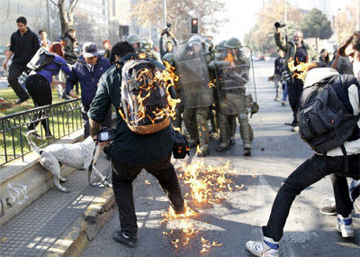 智利警察用汽油弹镇压示威者