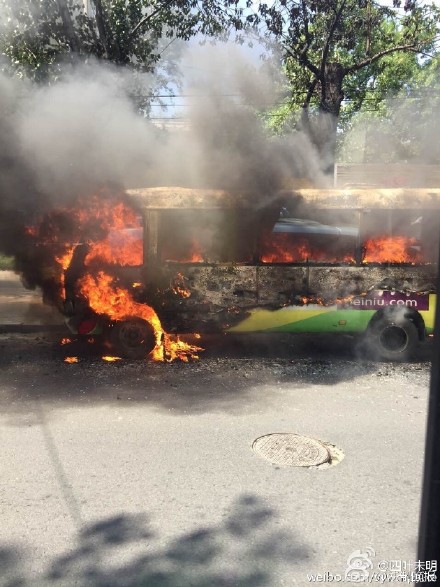 北京五道口一班车起火-中国学网-中国IT综合门