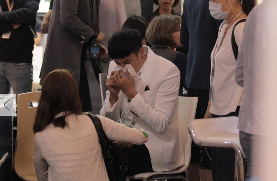 何润东狼吞虎咽吃水饺 擦嘴擤鼻涕无视镜头(图)|何润东|擦鼻涕_凤凰娱乐