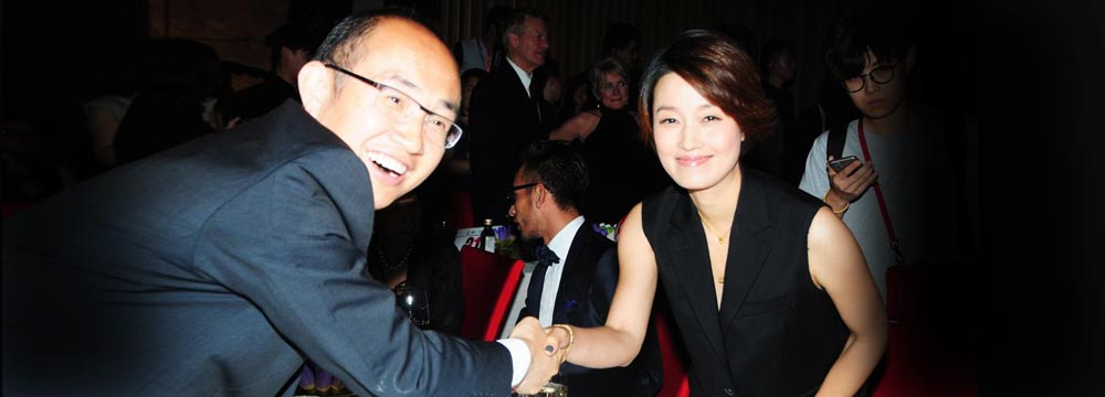 马伊琍现身慈善晚宴 与潘石屹握手热聊 