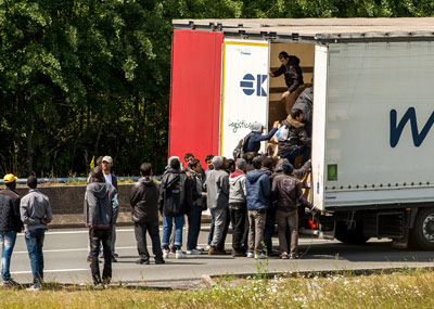 法国工人抗议活动现场：移民趁机偷渡
