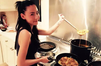  张柏芝与好友聚会 大秀厨艺