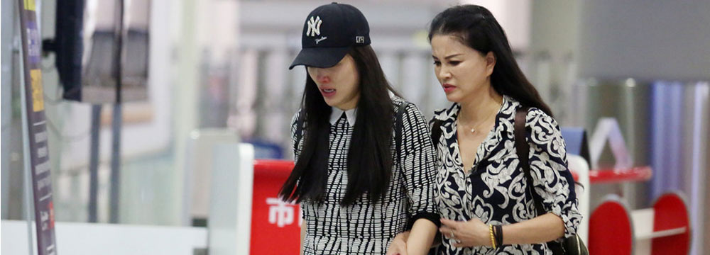  葛天离婚后首次现身 情绪激动痛哭  